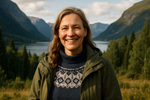 norsk kvinne i 40 årene som er ute og har det fint, ikke portrett, men må se ansiktet ganske tydlig
